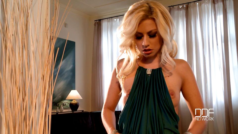 Jessie Volt Sizzles en el espectáculo de té de noche - Contenedor exclusivo