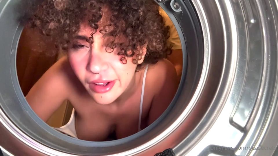 BeaSecrets, Beatrice Segreti, cabello rizado adolescente follando en la lavandería (Pornstar)