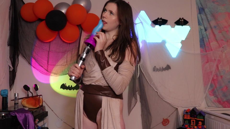 MadisynWood – Rey Fucks her Dildosaber cosplay 