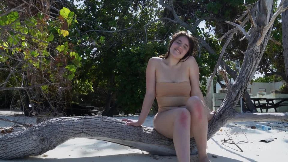 Rita Fox - follada una puta sirena Rita Fox en el culo en una isla del desierto