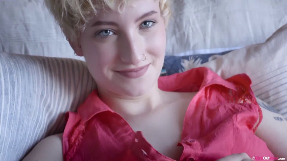 Short Haired Blonde Amateur Isla Rubs And Toys Her Horny Pussy