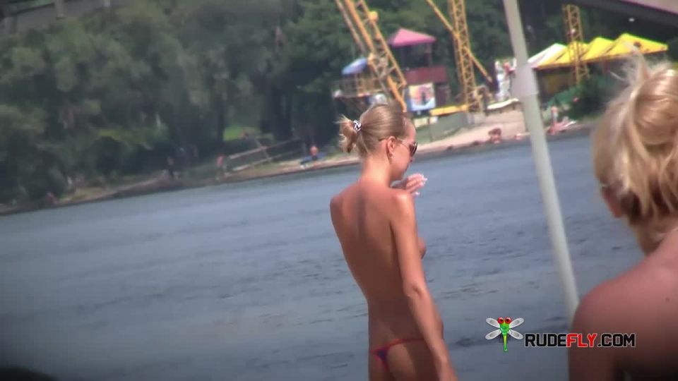 Hot Latina on naturist Plage 3