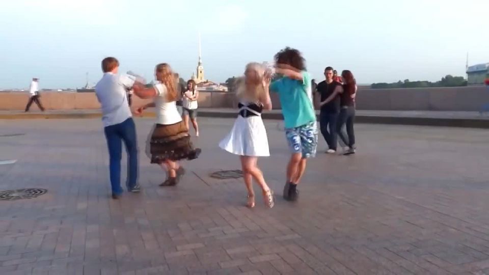 fly-skirt-wind-loves-street-dancing