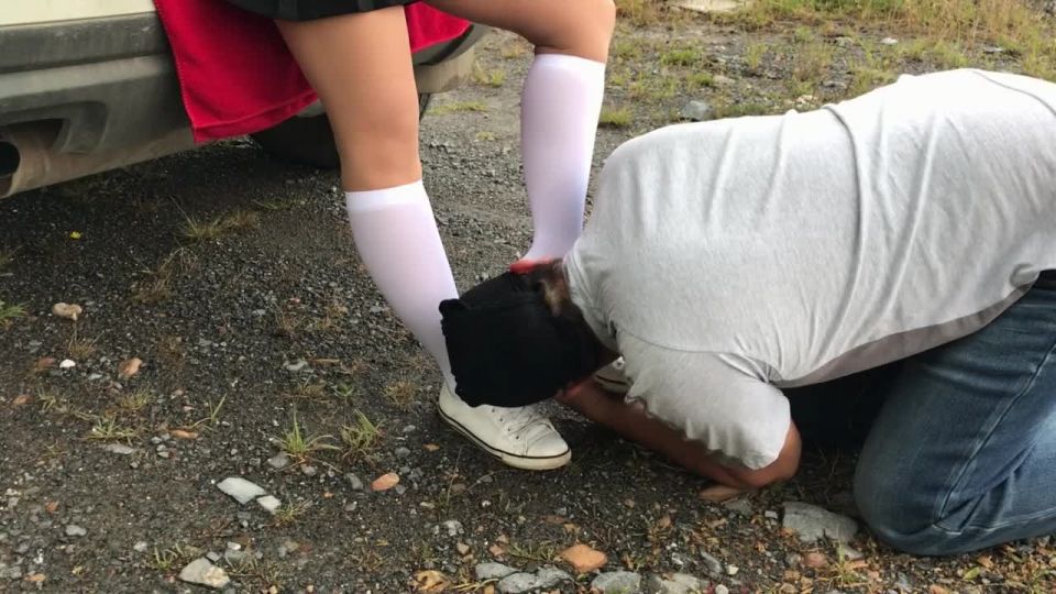 Femd slave lick shoes school girl kiss and sniff feet - [Feet porn]