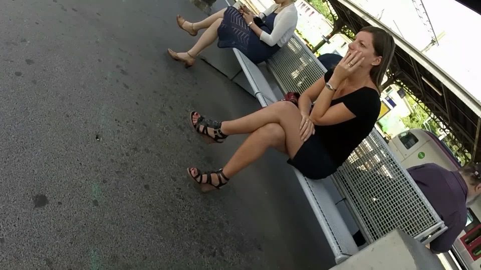 Sexy milf legs crossed toes amar voyeur candid 54!