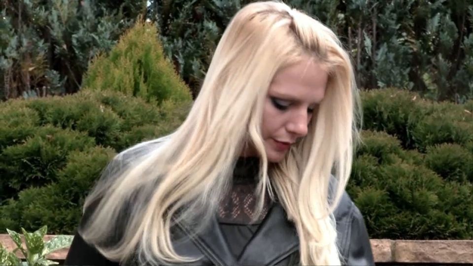 Chica de cuero Jana aplasta tomates - completa - CHICAS DOMINANTE.