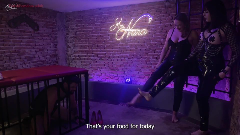 xxx clip 41 Señora Nara Neveu: Nara y Syl Nifty alimentan a su esclavo con pies sucios y sudorosos en fetiche porno femdom joip