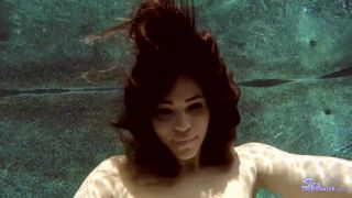 Ver gratis Porno en línea – SexoBajo el agua presenta kiki sweet212k, en adolescente