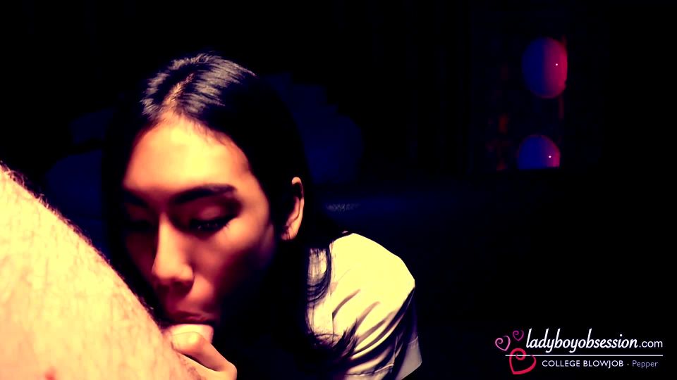 LadyboyObsession presenta Pepper College Coed Mamada