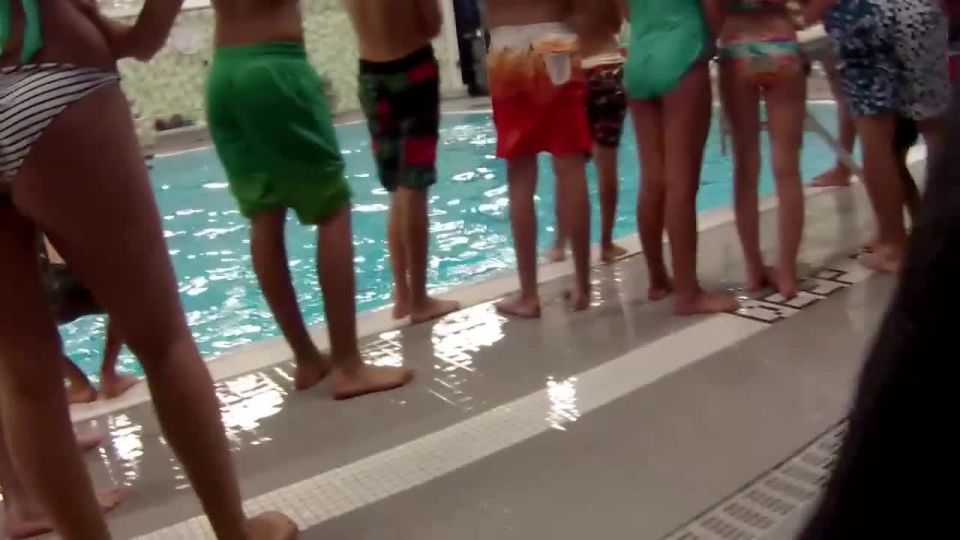 Teen with bubble butt jumps in swimming pool