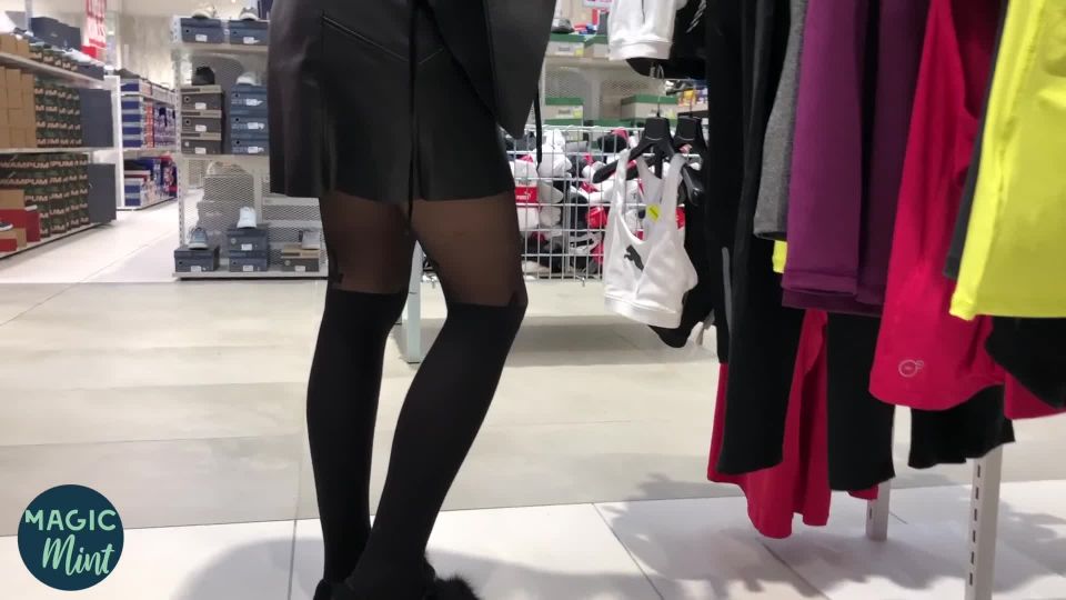 CHANGING ROOM SPY IN WOMEN CHANGING ROOM FUCKS A BLONDE TEEN IN PUBLIC