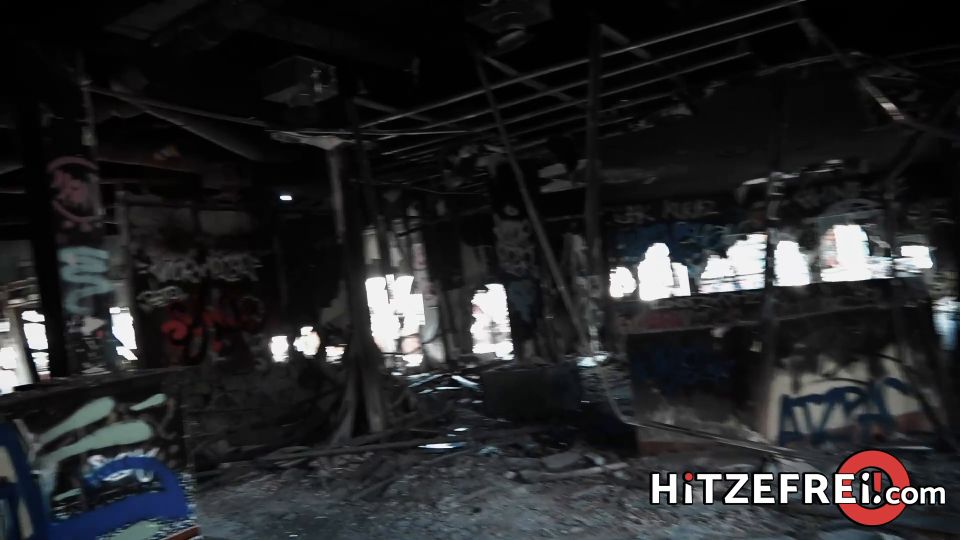 Melina puede joder Fecha en la piscina al aire libre abandonada! (público)