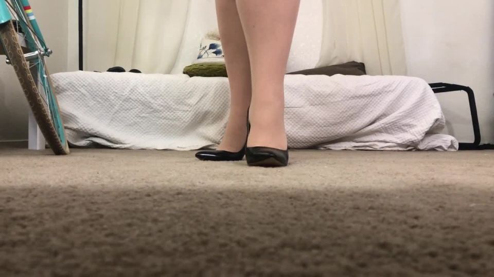 Watch beautiful bbw remove heels and show feet and legs in pantyhose! - (Feet porn)