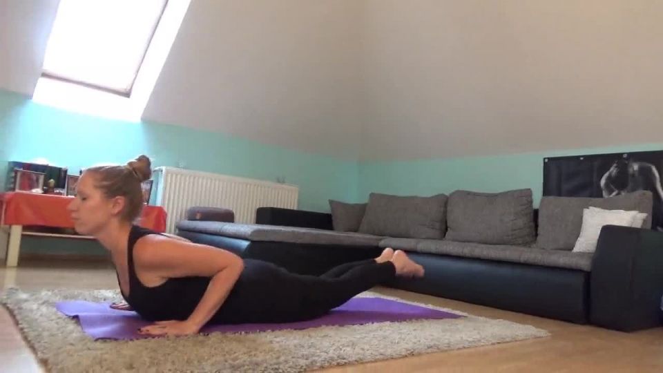 LadyCruella - Yoga Fight | powerful hand | fetish porn