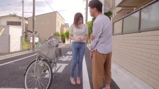 After dropping off her child at the nursery, a sweaty married woman on a mama-chari bike plays with her sensitive nipples and repeatedly gets fucked bareback due to her quick orgasmic tendencies. Riho Fujimori ⋆.