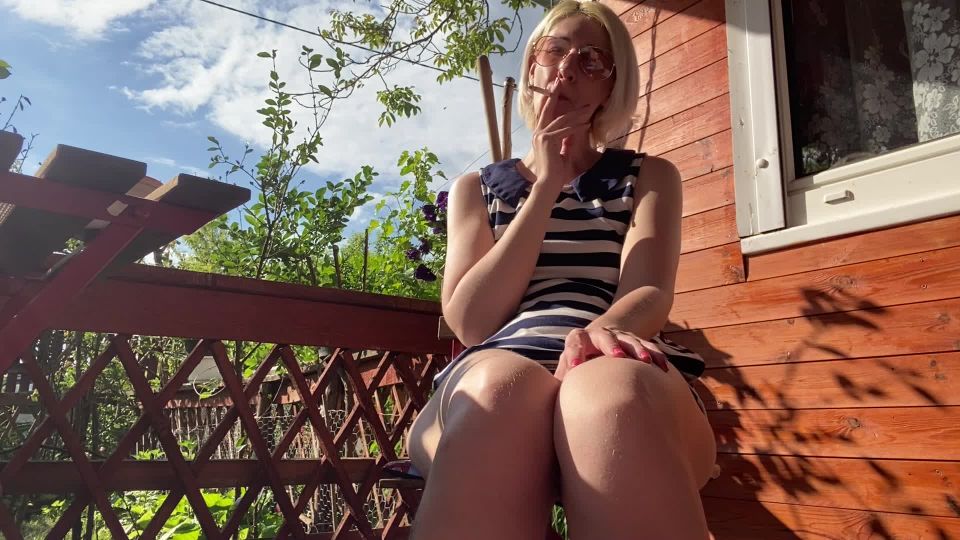 cuteblonde666 Smoking outside showing my hairy pussy - Smoking