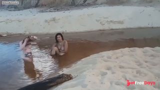 [GetFreeDays.com] EM UMA PRAIA COM DUAS GAROTAS TURISTA FAZ SEXO SEM SI ENPORTAR COM NADA Sex Stream January 2023