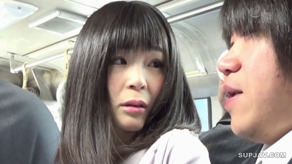 Reducing Mosaic SW-627 満員バスで夫が横に居るのに他人のチ○ポが尻に触れるたび興奮が高まる奥さん。むっちりミニスカ尻の反応して勃起したチ○ポをスリル萌えで思わず握りしめていた。こんな所で挿入しちゃうの？