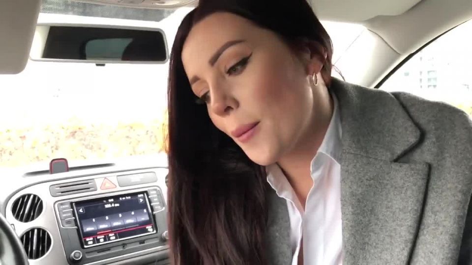 [Amateur] Paramour sucks dick in the car and swallows cum