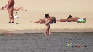 Debut juillet sur une beach de nudiste en  espagne.