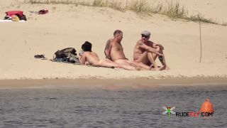 Debut juillet sur une beach de nudiste en  espagne.