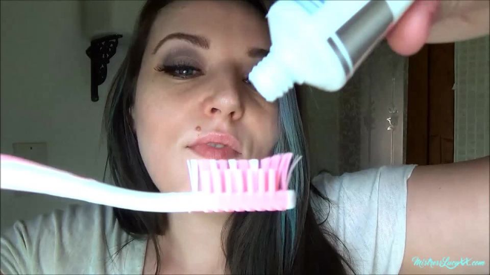 MistressLucyXX Toothbrushing And Spitting - Mouth Fetish