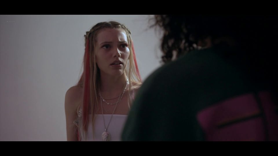 Grace Van Dien en el Fix 2024 1080p BluRay reloj ahora