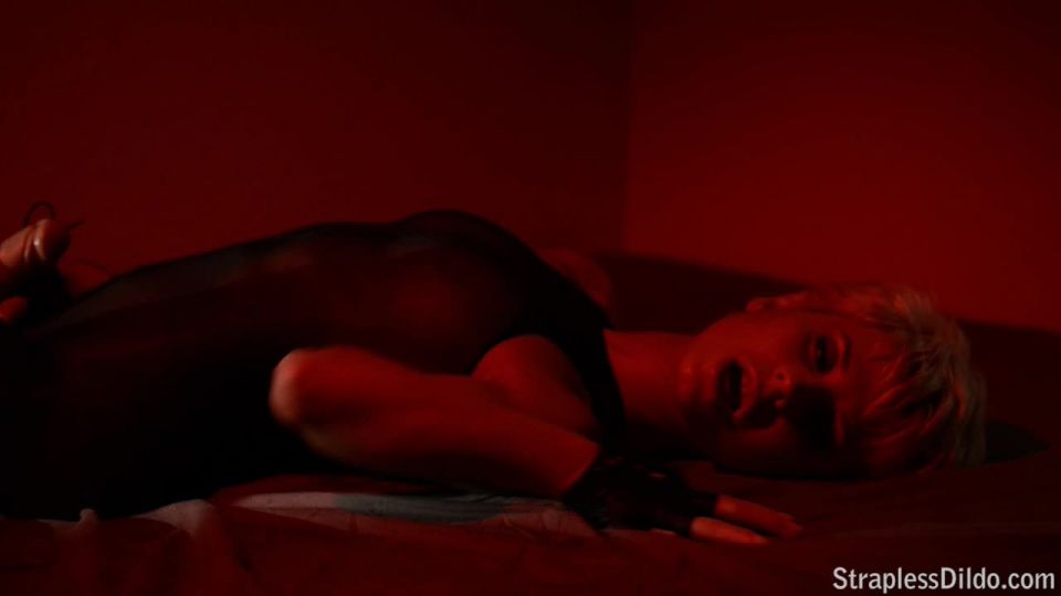 online clip para adultos 23 Sombra de una sesión de Realdoe Solo, latex femdom strapon en fetiche porno