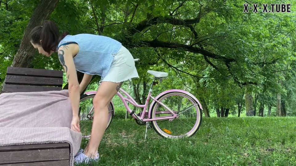 Hardcore porn Girl Masturbates And Pees In The Park  Lovina lady 