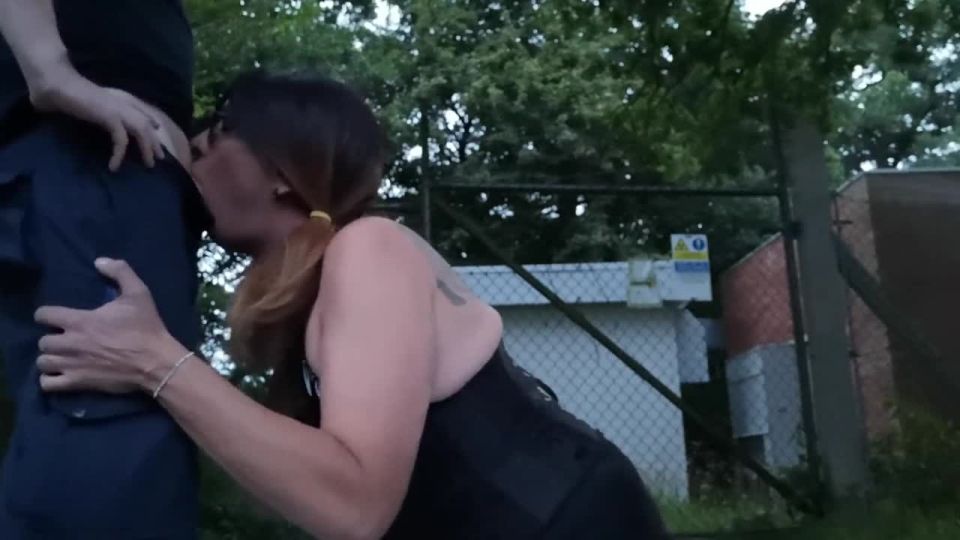 Mature UK transsexual Vikkisponge got her ass and throat fucked