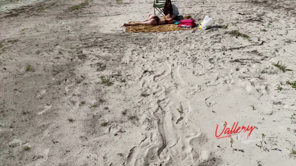 Vallery RaySwindle A Stranger On The Beach For Blowjob - 2160p