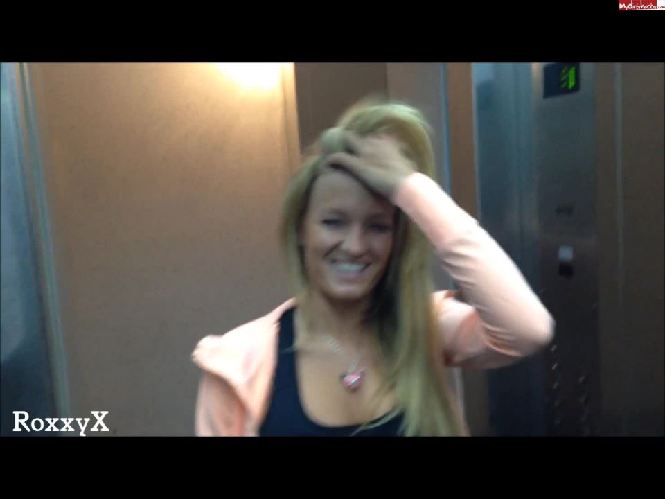 athletic warm up quickie in the elevator with roxxyx(MILF porn)