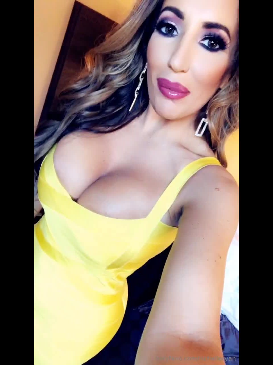 [Onlyfans] richelleryan 2nd floor of Tootsie s gettin shoulder rubs 3976276