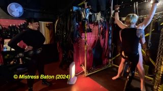 Femdom porno Femdom Strafkamer - Doble Domme polla flagelación y balardo