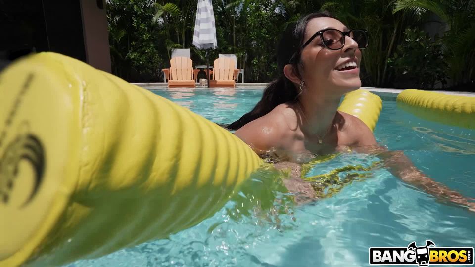 Madison Wilde - Stepdaughter's Poolside Adventure - BangBros18, BangBros (FullHD 2021)