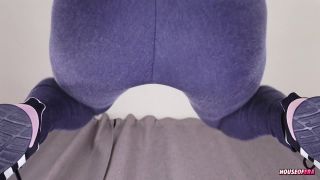 Pornhub.com - Casa de la Era - Siterip - K2S - Free Porn Streams - Ver o Descargar Chica adecuada haciendo sentadillas en leggings y masturbarse después de la era de entrenamiento