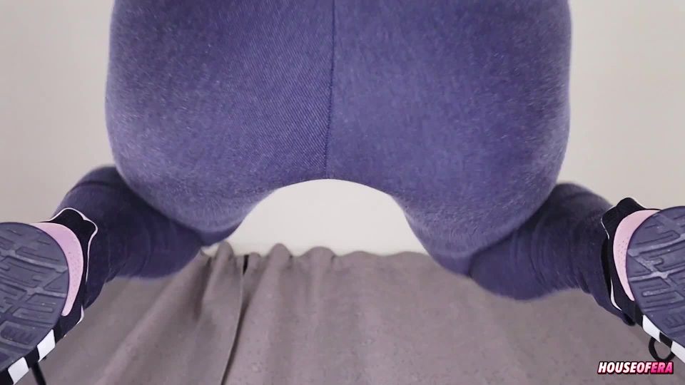 Pornhub.com - Casa de la Era - Siterip - K2S - Free Porn Streams - Ver o Descargar Chica adecuada haciendo sentadillas en leggings y masturbarse después de la era de entrenamiento