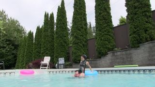 gratis video en línea 37 botas de goma fetiche ClubStiletto – Mujeres montadas – Miss XI – Pool Tijera Pony, fetiche kinky en femdom porno