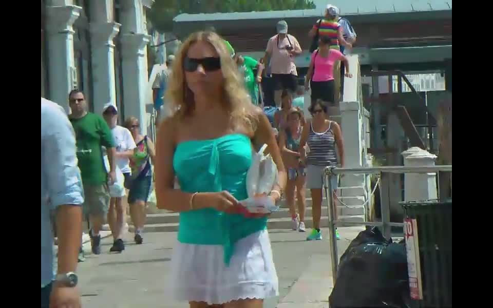 Tourist beauty got a hot ass