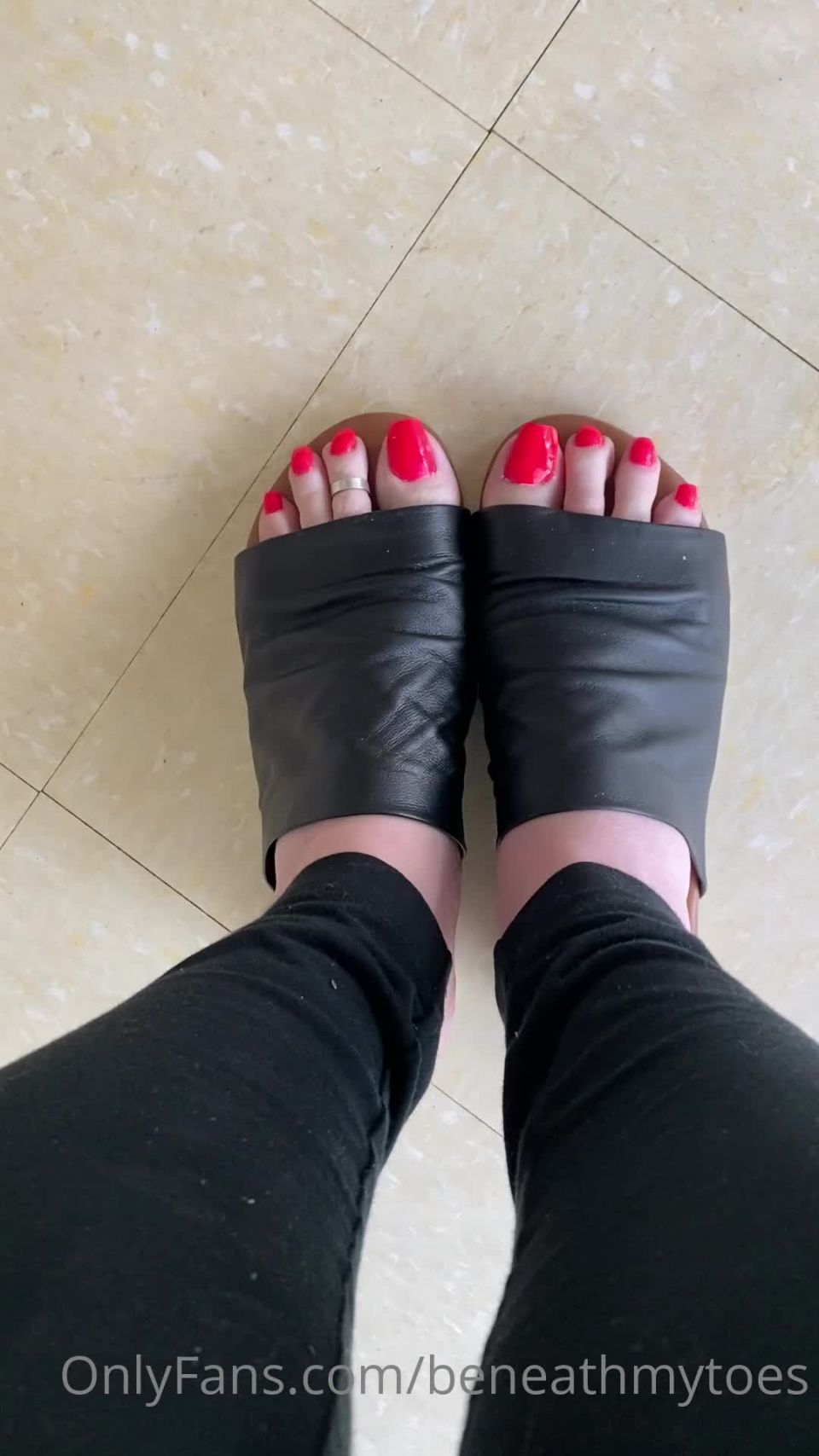 Onlyfans - Beneathmytoes - Someone is gonna catch you smiling at your phone you know - 30-08-2021