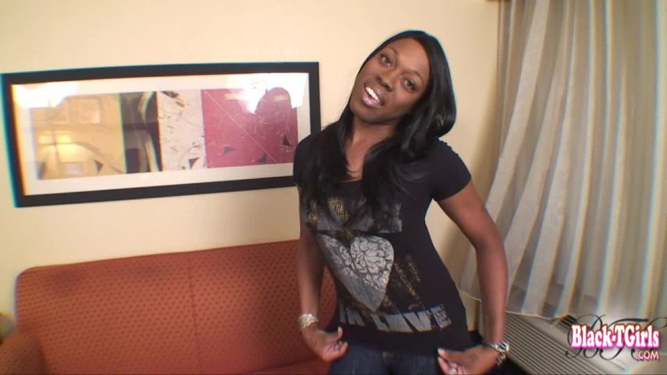 Ebony Cutie Shay Solo Diversión (Porno de Transexual)