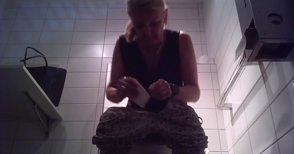 Voyeur – Swiss Toilet 8 - (Webcam)