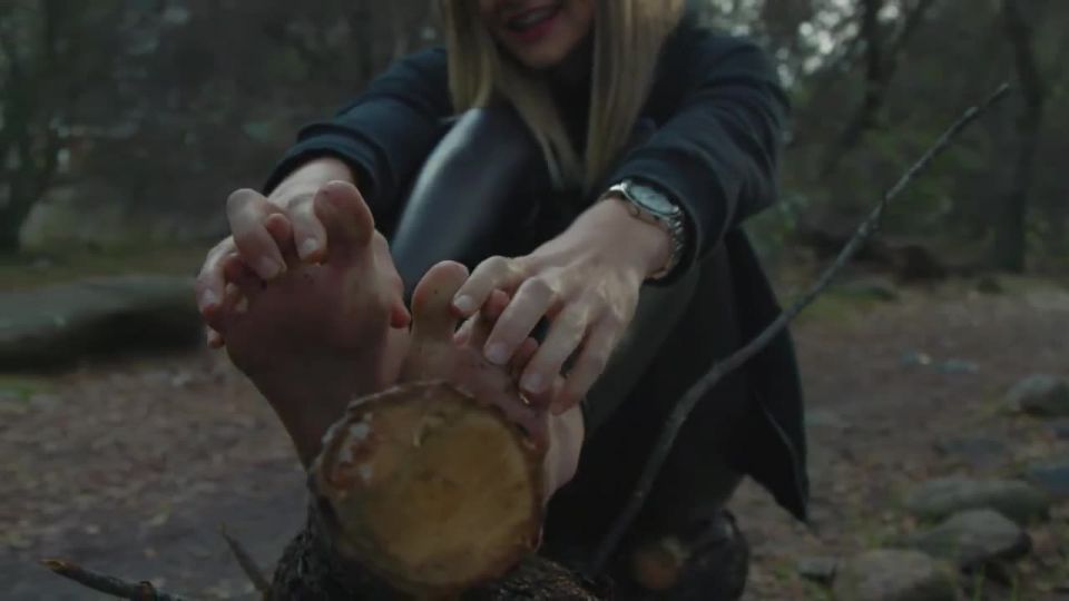 Dirty feet – LAURENS BAREFEET IN THE WOODS - Muddy soles