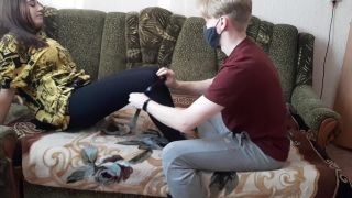 Novia que se le pidió que se atara con correas a Spank.