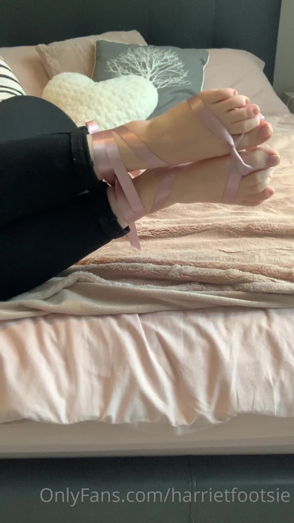 Onlyfans - Harriet King - harrietfootsie - harrietfootsieA fan suggested I cuff my ankles and toes and I actually really enjoyed it The feeling of - 14-02-2021