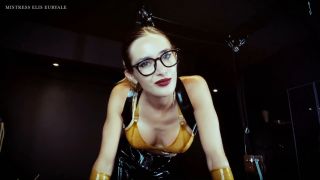 Castidad ordeñando y batiendo.