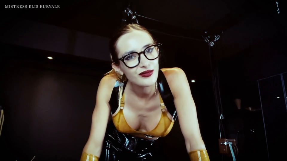 Castidad ordeñando y batiendo.