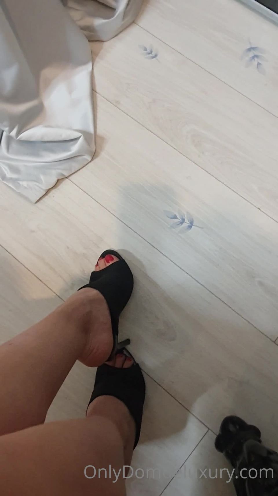 Goddess Domdeluxury - domdeluxury - Siterip - K2S - UBIQFILE () How flattering to have my toes just a little bit out for a tease added more mules to my wi