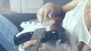 Masturbating her sy with a guitar(porn)