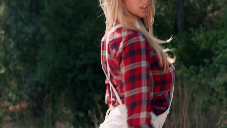 Charlotte McKinney – Joe Dirt 2 (2015) HD 720p - (Celebrity porn)